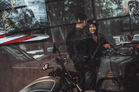 青年伴侣挑选摩托车背景图片