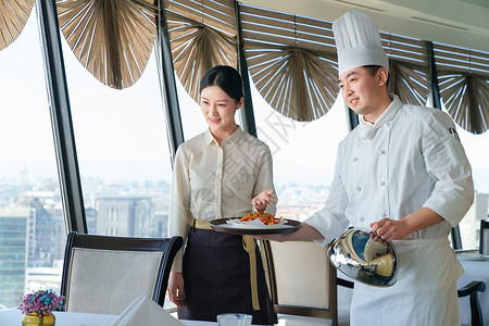 食品介绍素材空中餐厅厨师服务员上菜并介绍背景