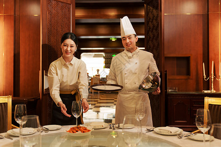 玻璃华丽的酒店厨师服务员上菜并介绍背景