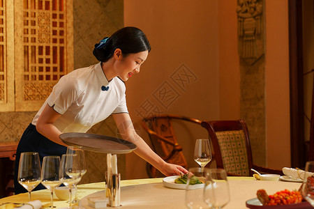 中式会所热情的酒店服务员上菜背景