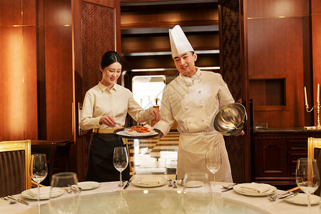 酒店厨师服务员上菜并介绍高清图片