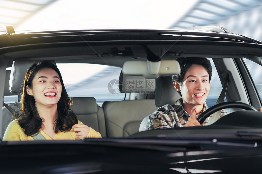 幸福伴侣驾驶汽车出行图片