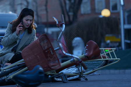 自行车车灯发生交通事故后打电话求助的青年女人背景