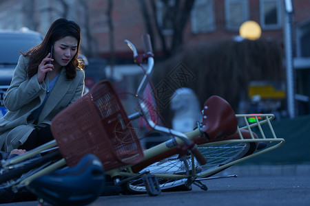 发生交通事故后打电话求助的青年女人图片素材