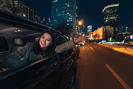 兜风车内的青年商务女人背景