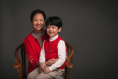 可爱的小男孩和祖母图片