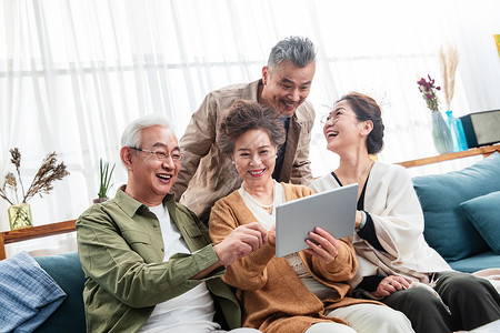 快乐的中老年夫妇一起看平板电脑图片