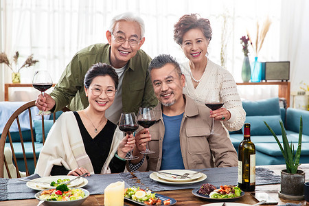 快乐的中老年人聚餐举杯图片
