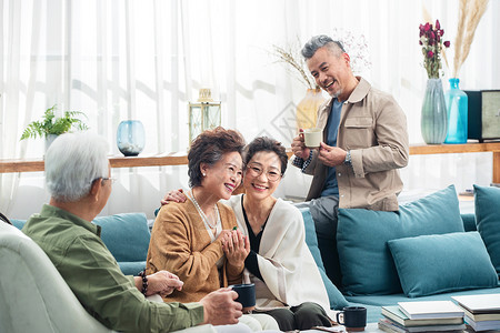 快乐的老年人们在客厅喝茶聊天高清图片