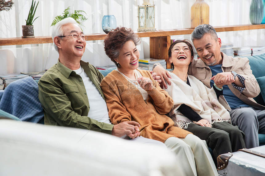 两对快乐的老年夫妇坐在沙发上聊天图片