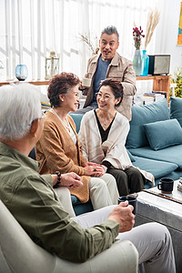 幸福的中老年人们在客厅喝茶聊天图片