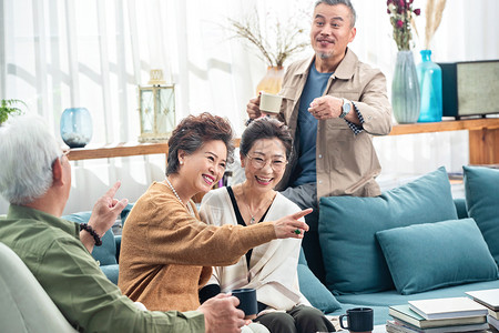 中老年人们在客厅喝茶聊天高清图片