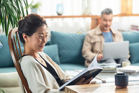 幸福的老年夫妇在居室享受生活高清图片