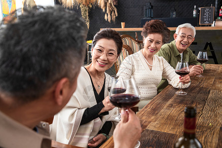 中老年朋友们交流品尝红酒图片