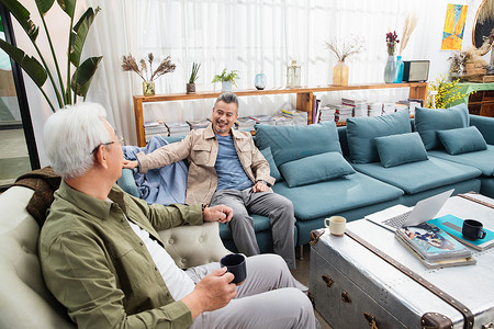 快乐的中老年男士坐在客厅聊天图片
