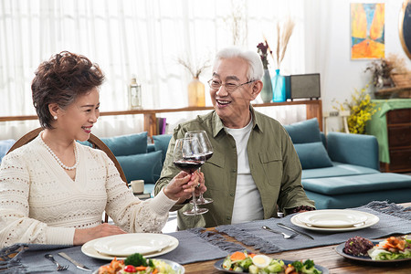 幸福的中老年夫妇两人干杯庆祝图片