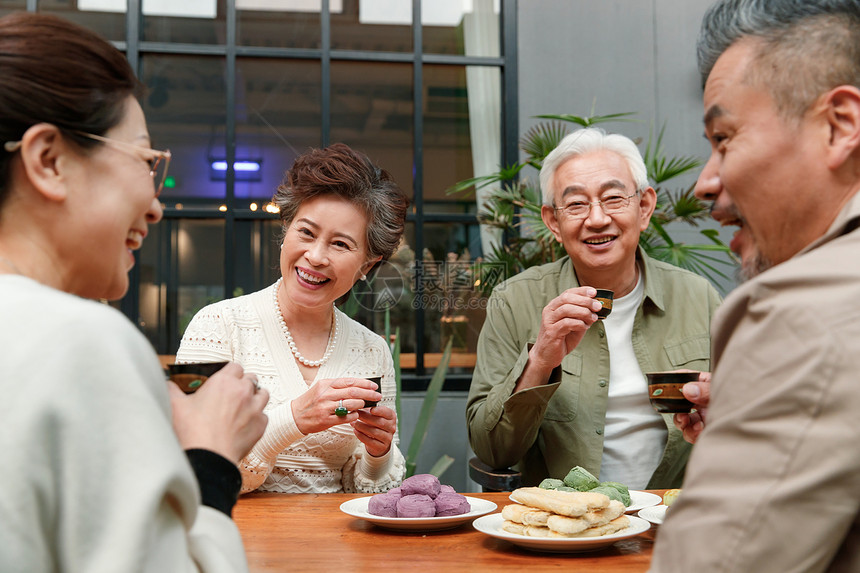 中老年人喝茶聊天图片