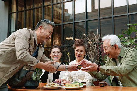 中老年人喝茶聊天高清图片