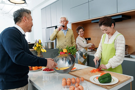 中老年人在厨房做饭图片