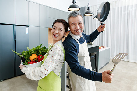 中老年夫妇在厨房做饭图片