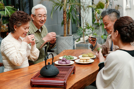 中老年人养生中老年人喝茶聊天背景