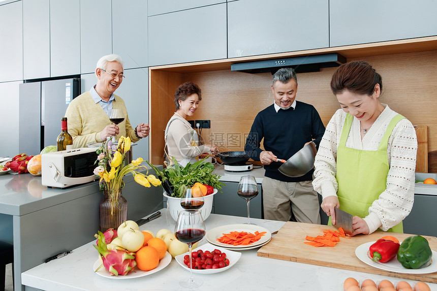 快乐的中老年人在厨房做饭图片