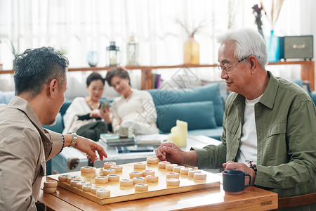 快乐的老年人下象棋图片