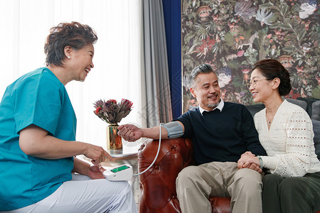 护理人员给中老年人量血压图片