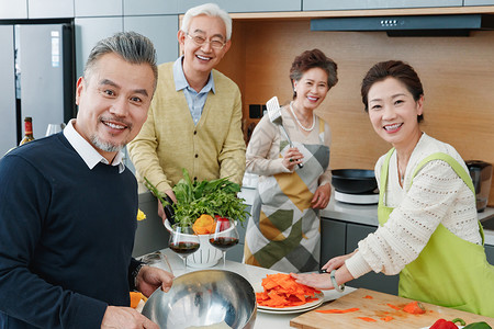 中老年人在厨房做饭图片