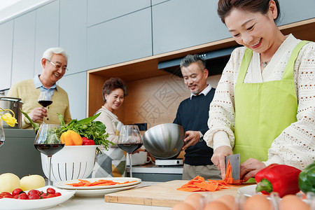 快乐的中老年人在厨房做饭图片