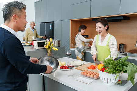 快乐的中老年人在厨房做饭图片