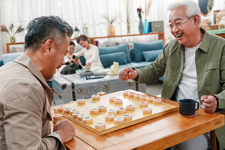 下象棋男人快乐的老年人下象棋背景