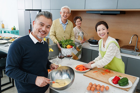 中老年人在厨房做饭图片