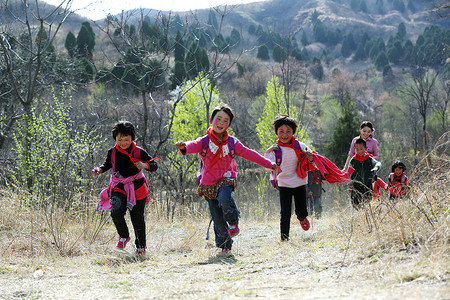 红路小学素材乡村小学生快乐的奔跑背景