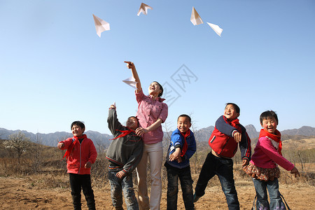 山区小孩乡村老师和学生放纸飞机背景