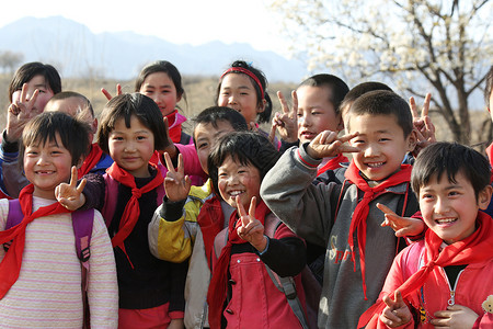 高塔特拉山区红色乡村老师和学生背景