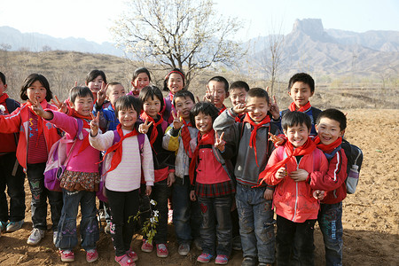 乡村小学生图片