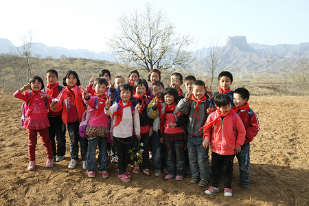 乡村小学生图片