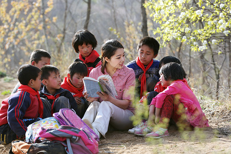 乡村老师给小学生讲课图片