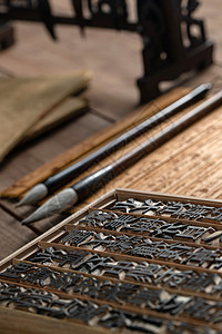 古代纺织活字印刷汉字模型和毛笔背景