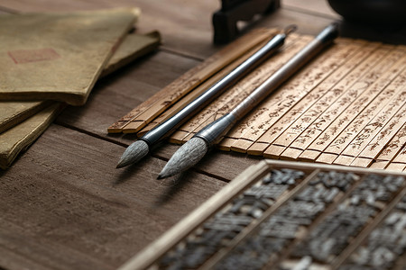 毛笔架模型活字印刷汉字模型和毛笔背景
