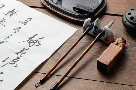 中国印中国文化笔架上的毛笔和书法背景