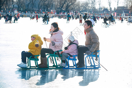 北京冬奥会快乐的一家人坐冰车玩耍背景