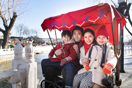 一家四口坐人力黄包车旅游背景图片