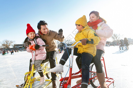 儿童冰车素材快乐的一家四口在滑冰场玩耍背景