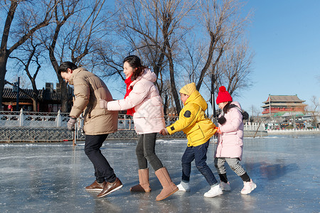 快乐的一家人滑冰高清图片