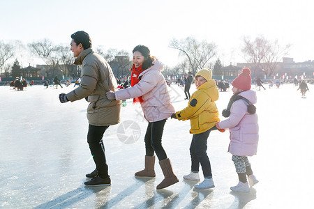 快乐的一家人滑冰图片