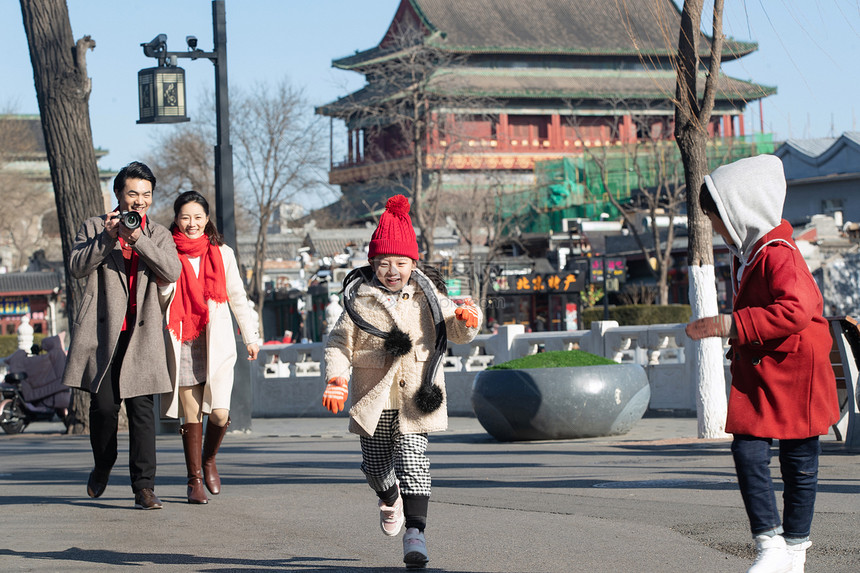 一家四口快乐旅行图片