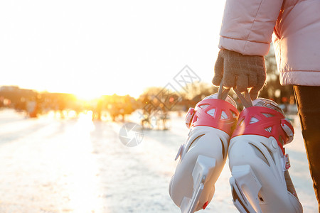 青年女人拿着溜冰鞋图片