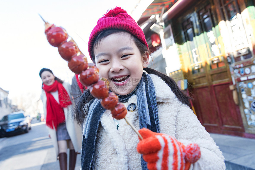 快乐的小女孩吃糖葫芦图片